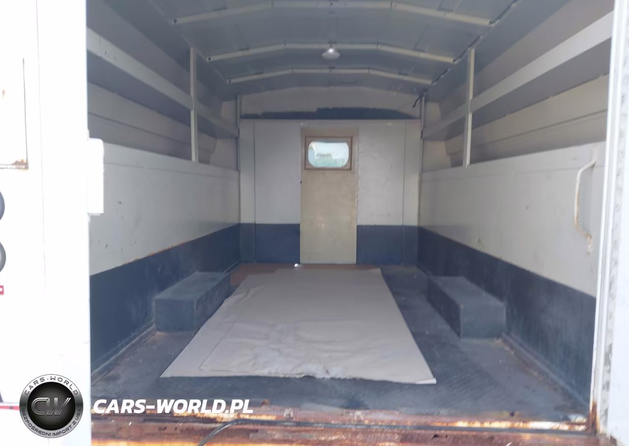 2006 Chevrolet Express Cutaway Work Van VIN:1GBJG312X61144468 - 6