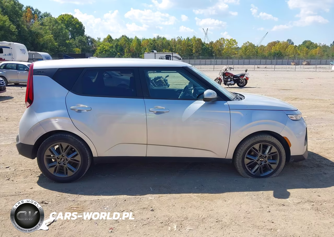 2021 Kia Soul S VIN:KNDJ23AU8M7796656 - 13