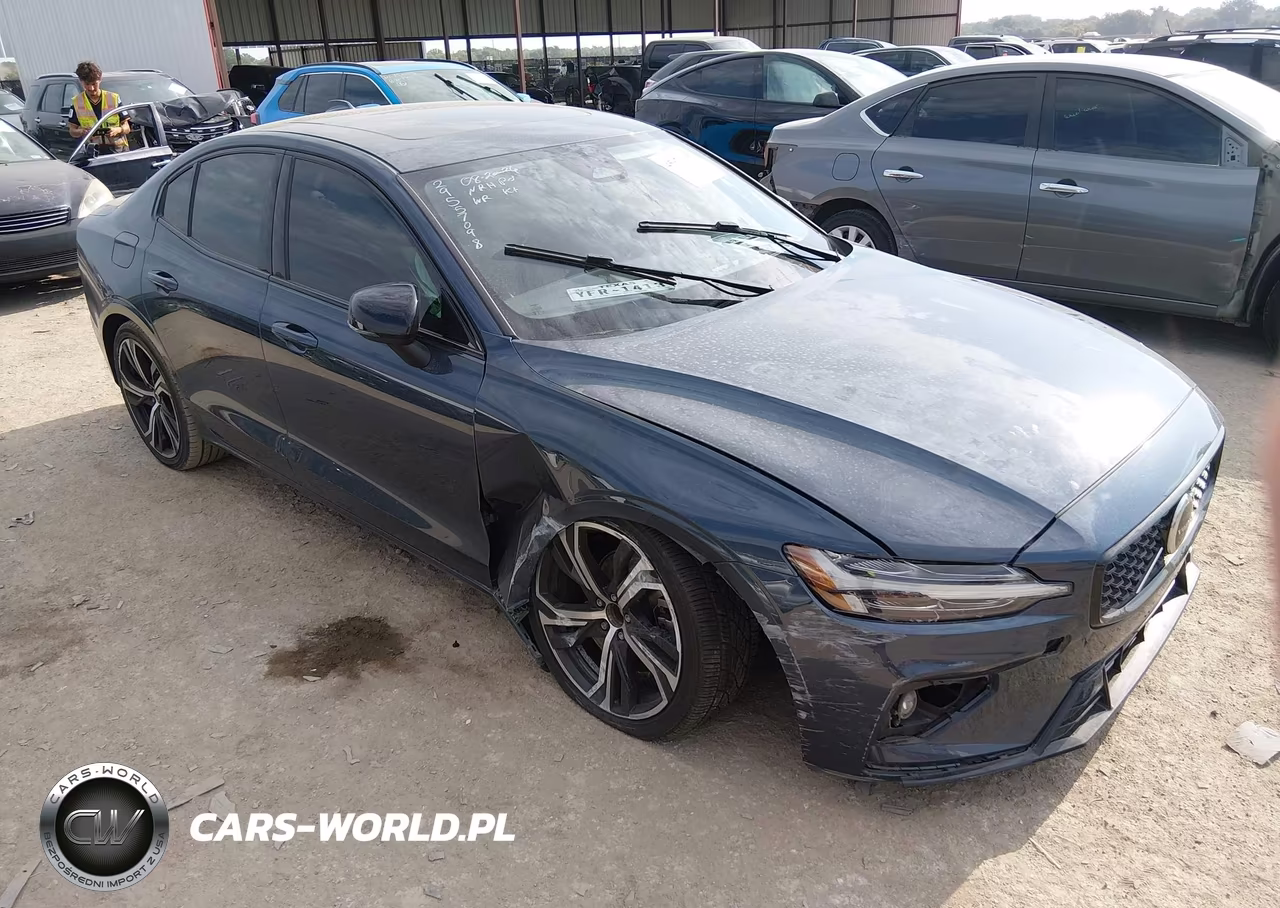 2024 Volvo S60 B5 Core Dark Theme