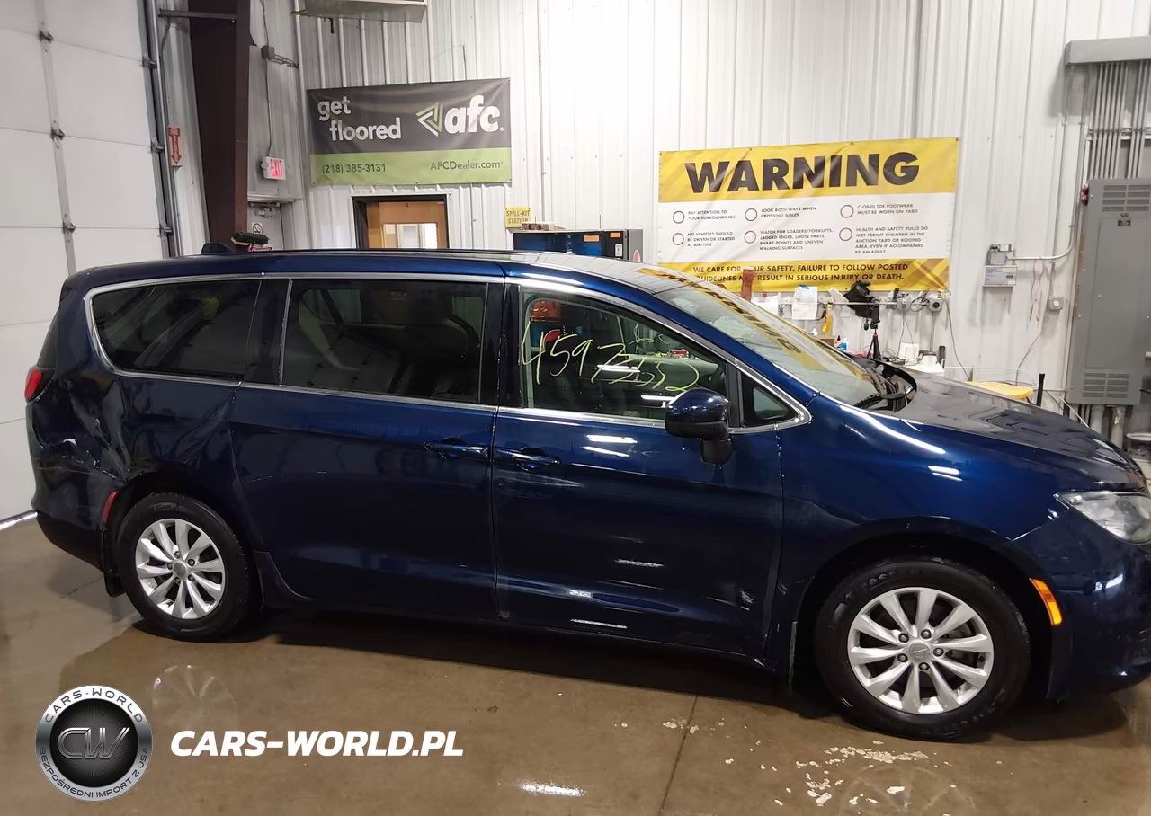 2017 Chrysler Pacifica Touring VIN:2C4RC1DG9HR517794 - 13