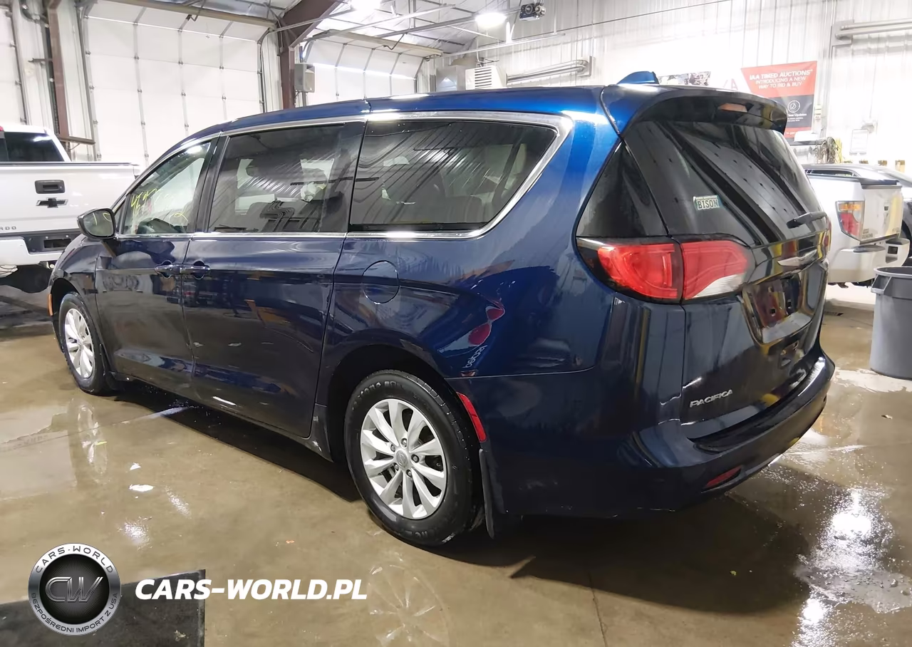 2017 Chrysler Pacifica Touring VIN:2C4RC1DG9HR517794 - 3