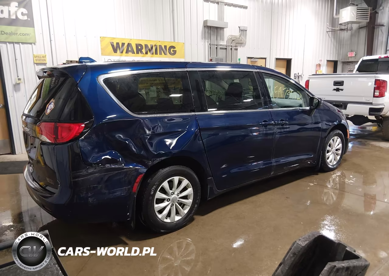 2017 Chrysler Pacifica Touring VIN:2C4RC1DG9HR517794 - 4