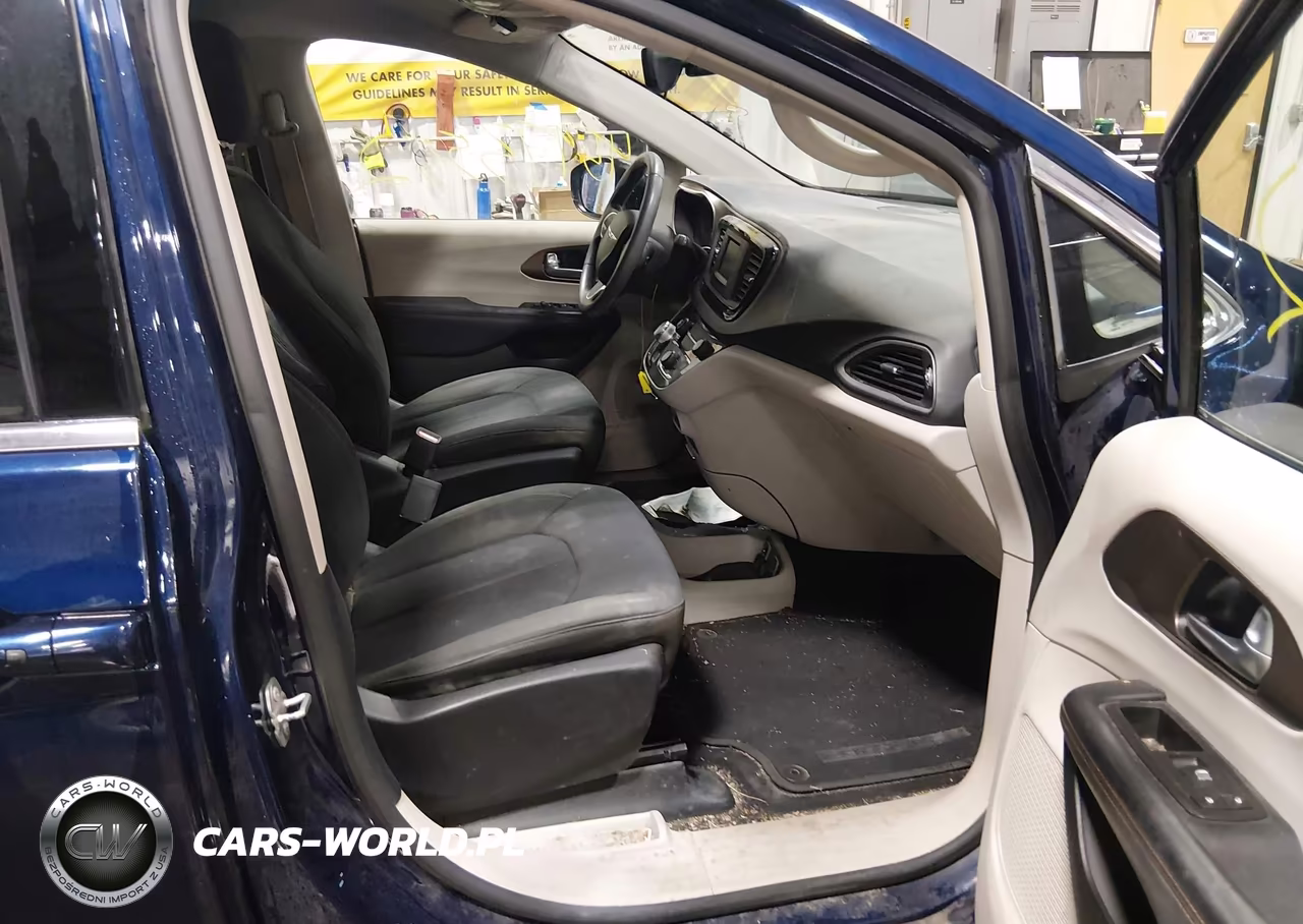 2017 Chrysler Pacifica Touring VIN:2C4RC1DG9HR517794 - 5