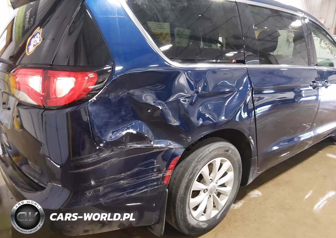 2017 Chrysler Pacifica Touring VIN:2C4RC1DG9HR517794 - 6
