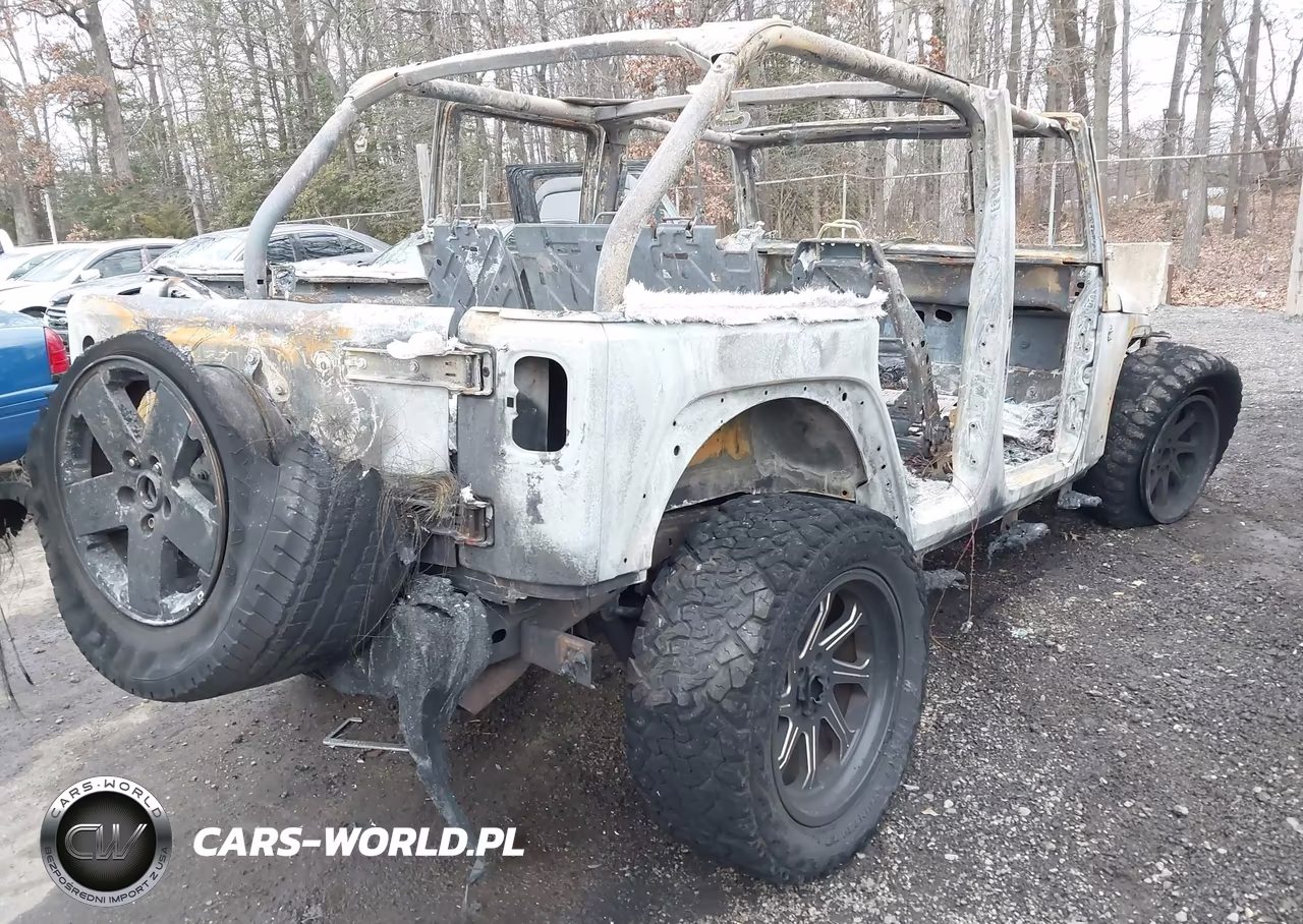 2007 Jeep Wrangler Unlimited Sahara VIN:1J4GA591X7L137910 - 4