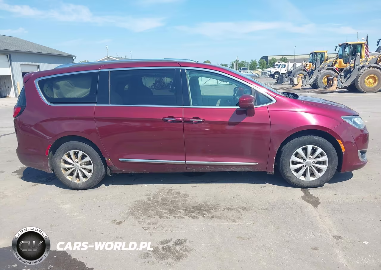 2018 Chrysler Pacifica Touring L Plus VIN:2C4RC1EG3JR293670 - 13
