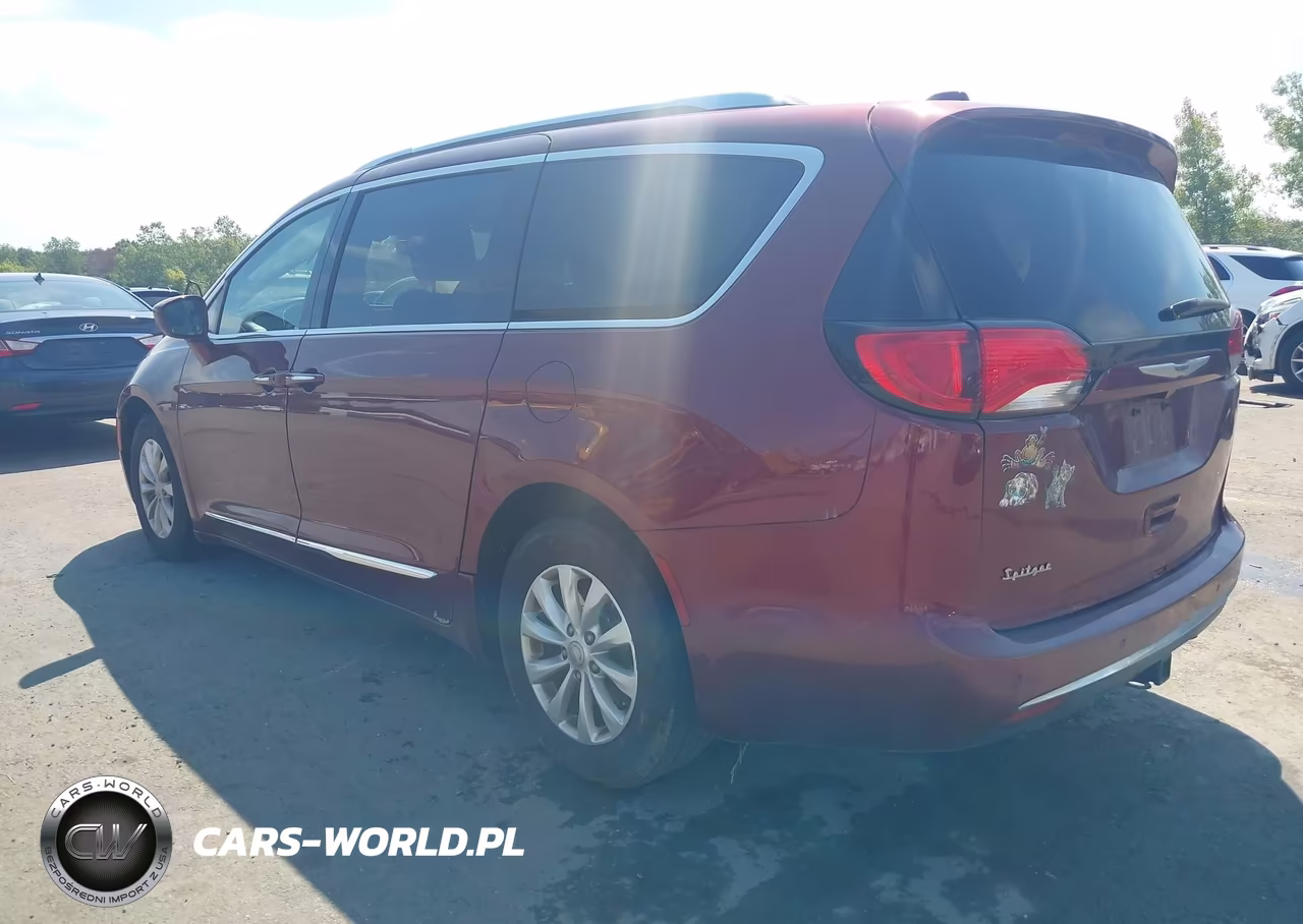 2018 Chrysler Pacifica Touring L Plus VIN:2C4RC1EG3JR293670 - 3
