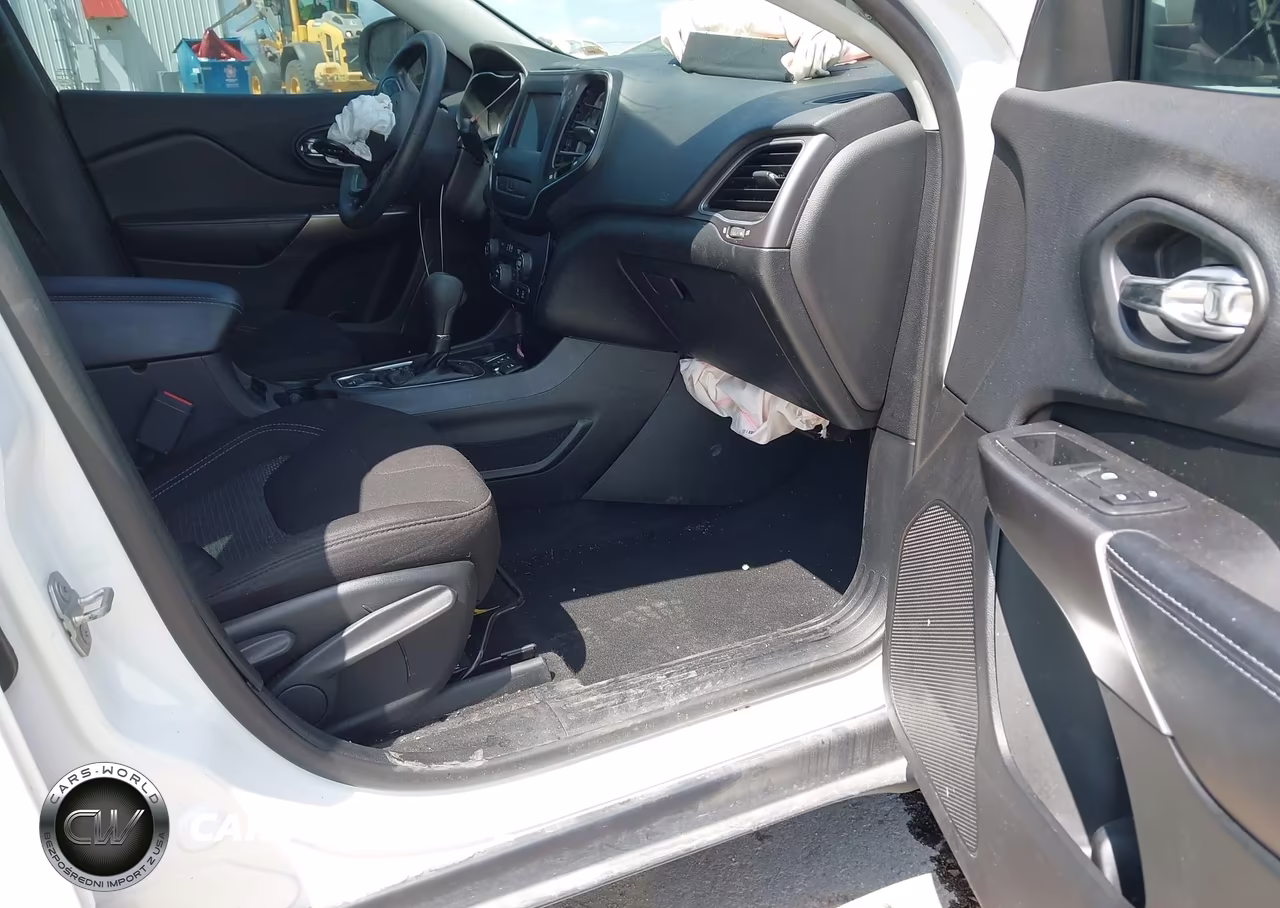 2019 Jeep Cherokee Latitude Fwd VIN:1C4PJLCB7KD340669 - 5