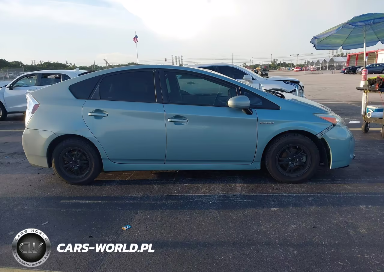 2015 Toyota Prius Two VIN:JTDKN3DU1F1966384 - 13