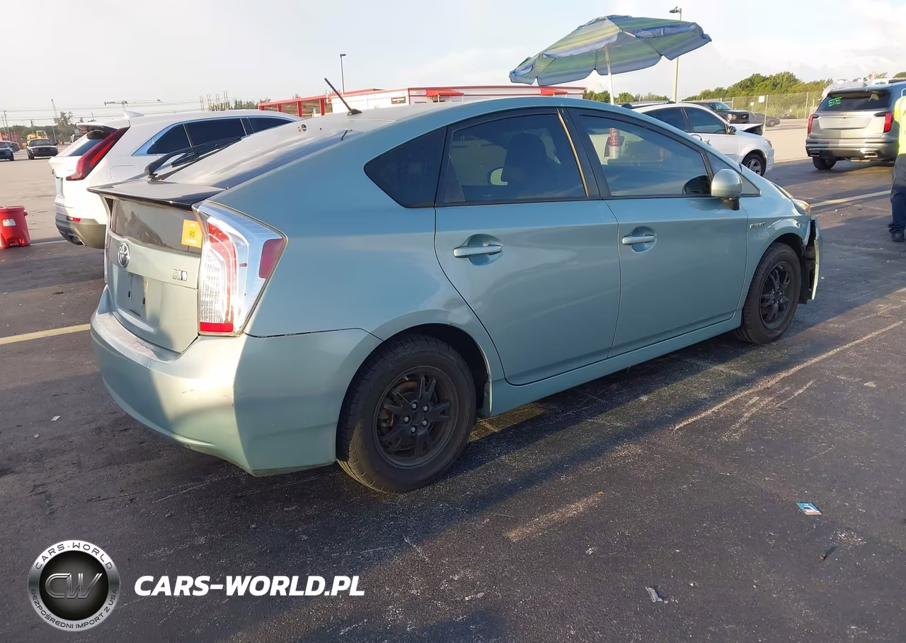 2015 Toyota Prius Two VIN:JTDKN3DU1F1966384 - 4