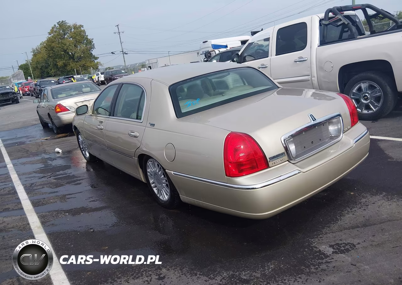2009 Lincoln Town Car VIN:2LNHM82V59X636664 - 3