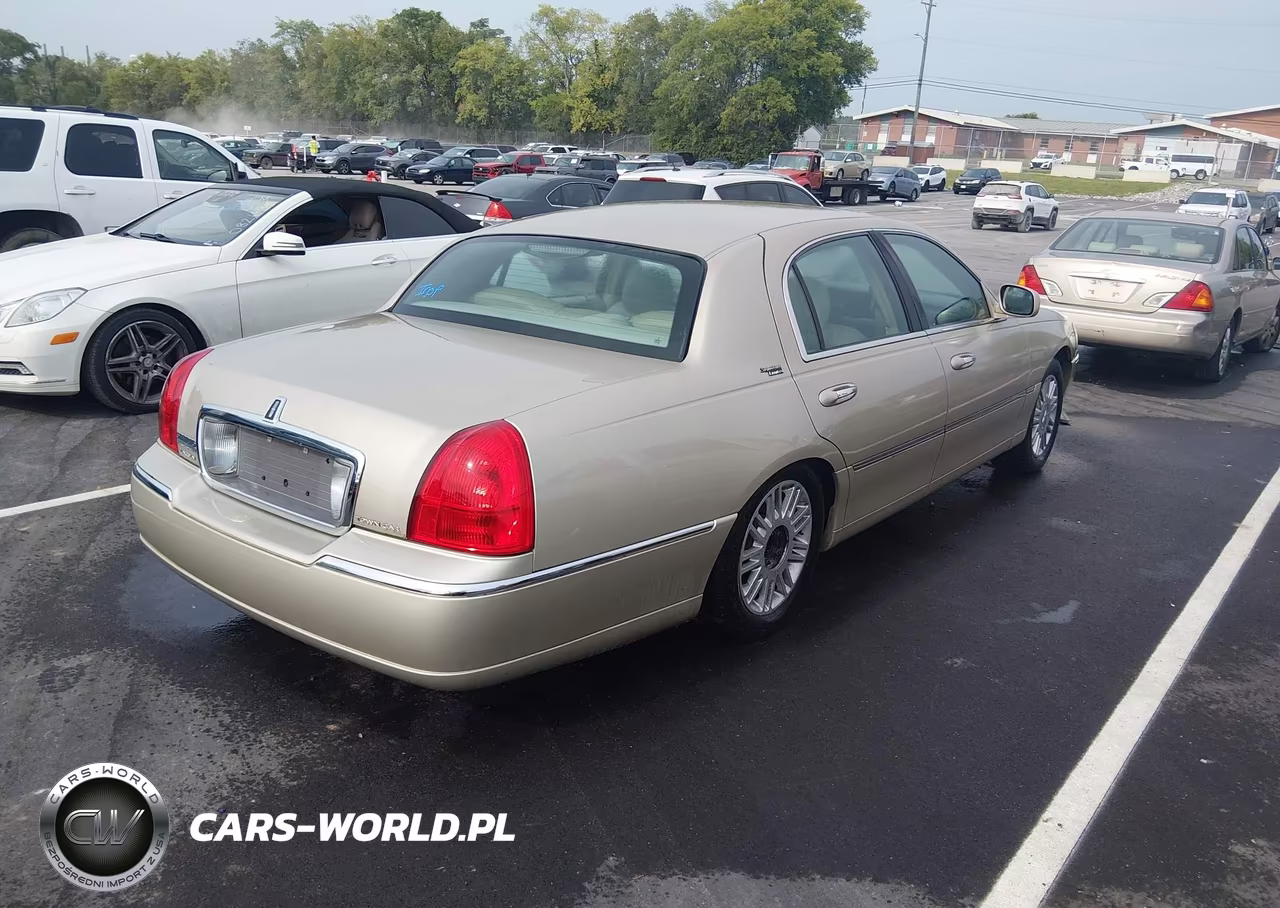 2009 Lincoln Town Car VIN:2LNHM82V59X636664 - 4
