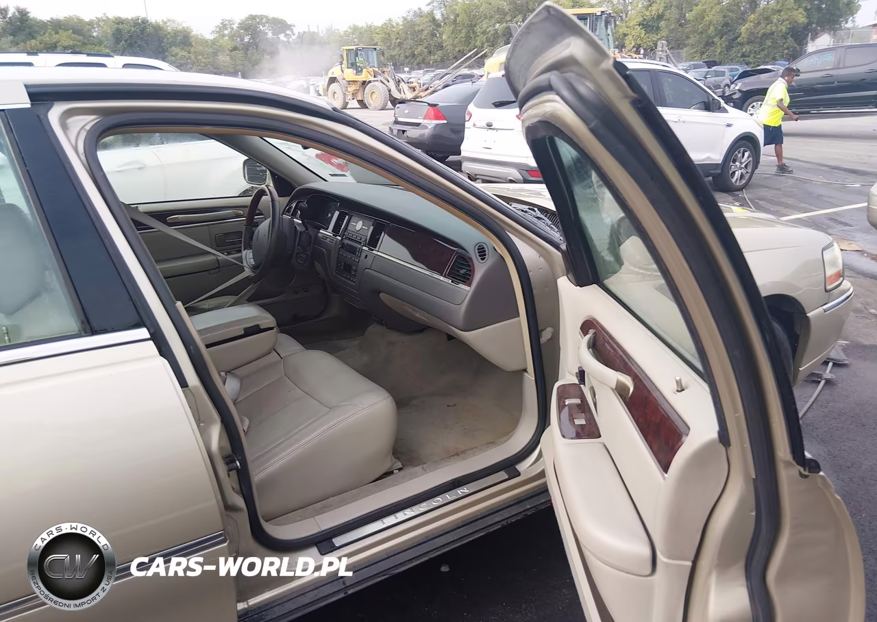 2009 Lincoln Town Car VIN:2LNHM82V59X636664 - 5