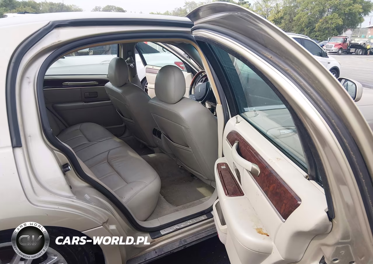 2009 Lincoln Town Car VIN:2LNHM82V59X636664 - 8