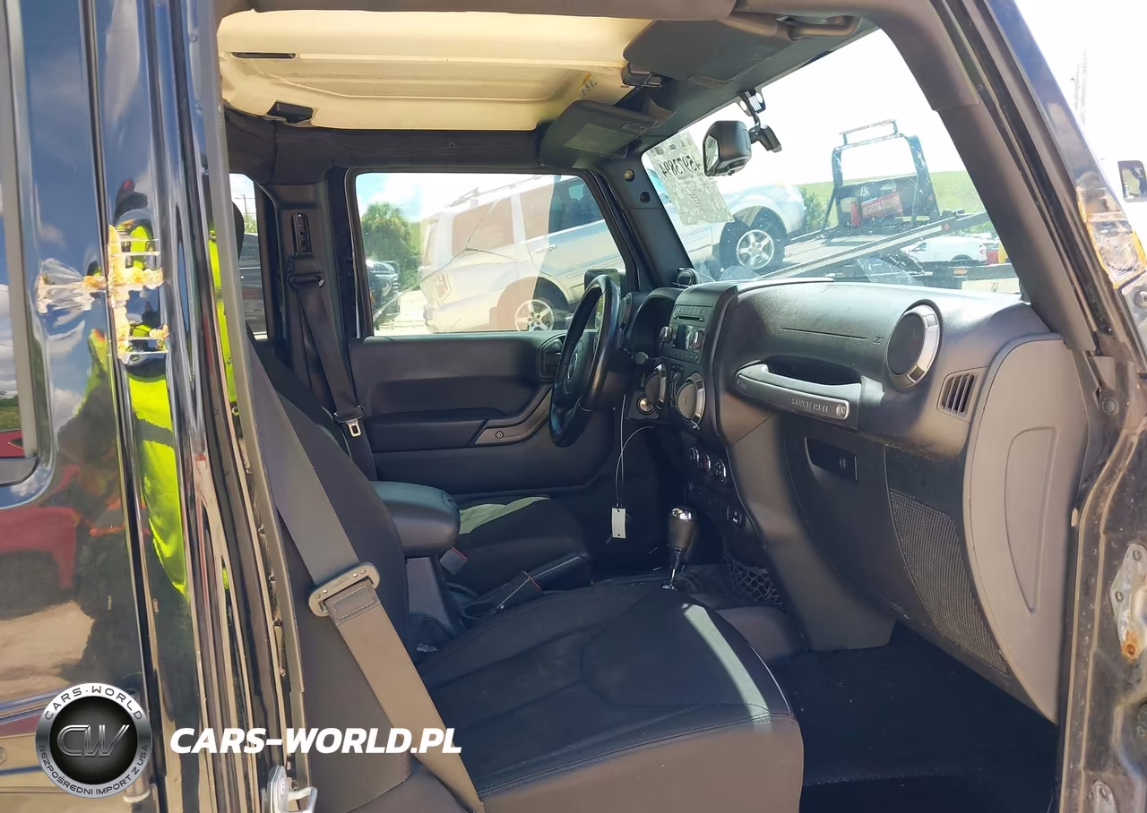 2014 Jeep Wrangler Unlimited Sport VIN:1C4BJWDG8EL249832 - 5