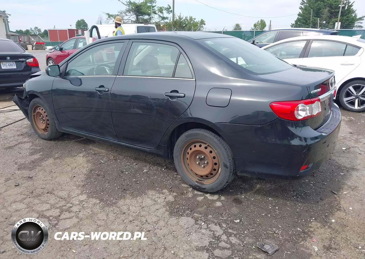 2013 Toyota Corolla Le VIN:JTDBU4EE8DJ117141 - 3