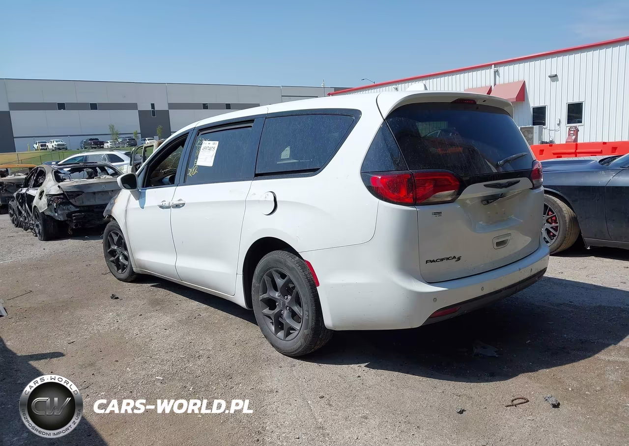 2020 Chrysler Pacifica Touring VIN:2C4RC1FG6LR281546 - 3