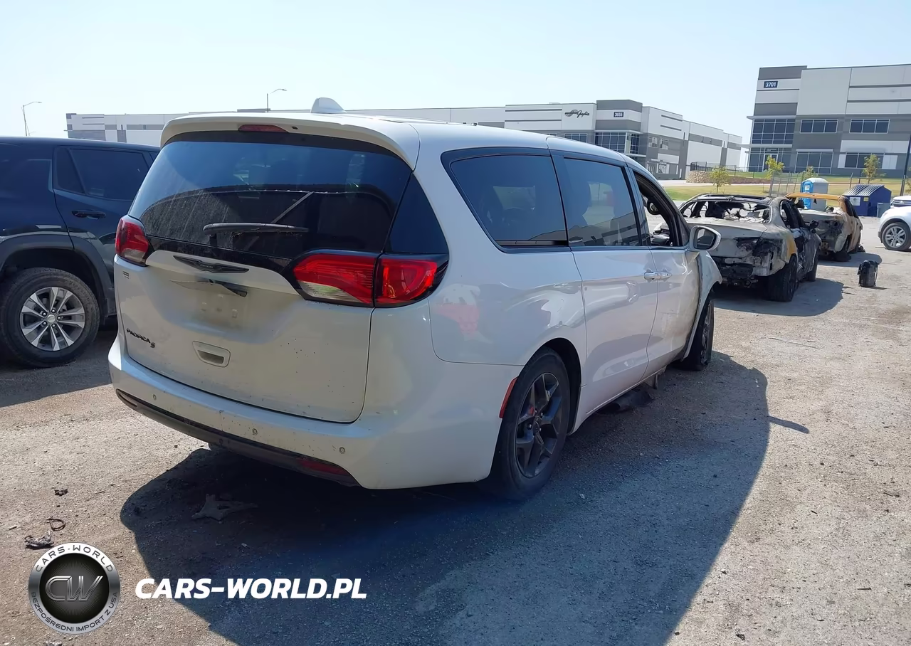 2020 Chrysler Pacifica Touring VIN:2C4RC1FG6LR281546 - 4
