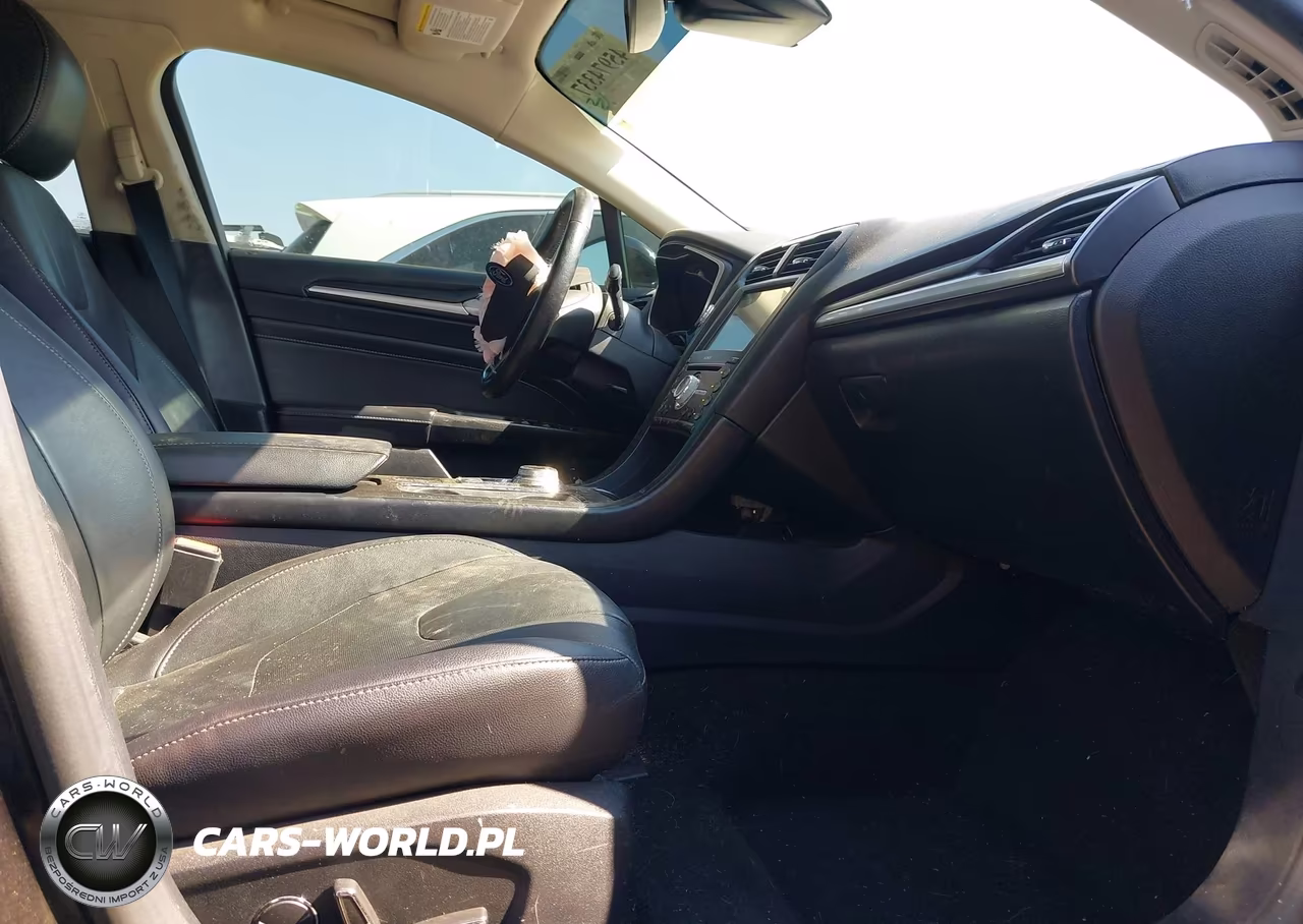 2019 Ford Fusion Hybrid Titanium VIN:3FA6P0RU0KR140022 - 5