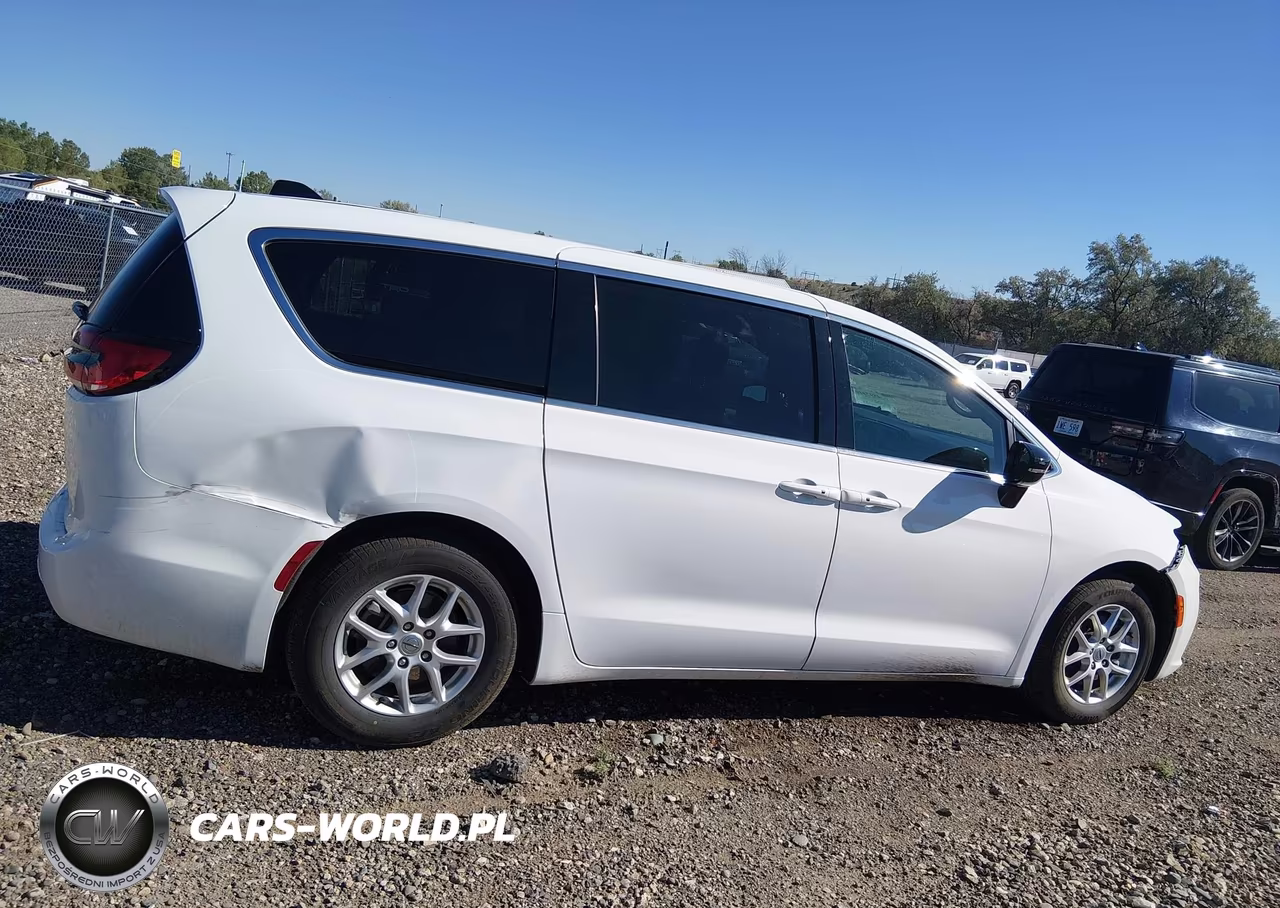 2025 Chrysler Pacifica Select VIN:2C4RC1BG1SR526385 - 13