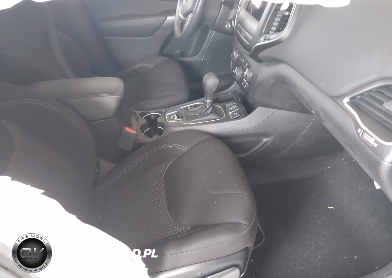 2019 Jeep Cherokee Latitude Fwd VIN:1C4PJLCX6KD205985 - 5