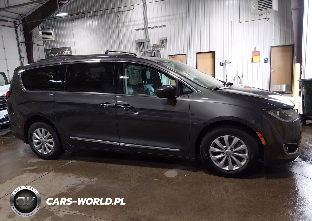 2017 Chrysler Pacifica Touring-L VIN:2C4RC1BG6HR635255 - 13