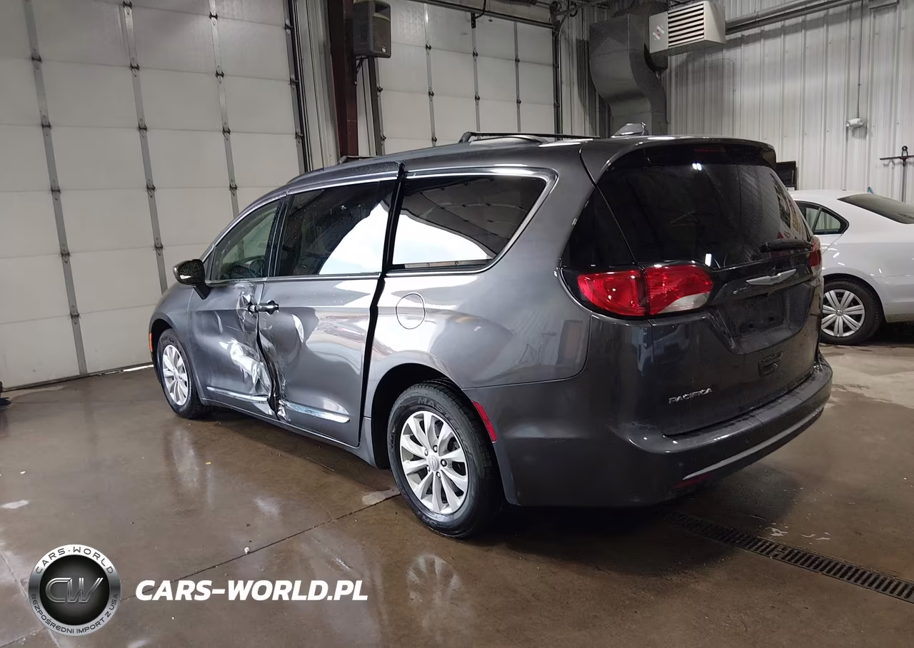 2017 Chrysler Pacifica Touring-L VIN:2C4RC1BG6HR635255 - 3