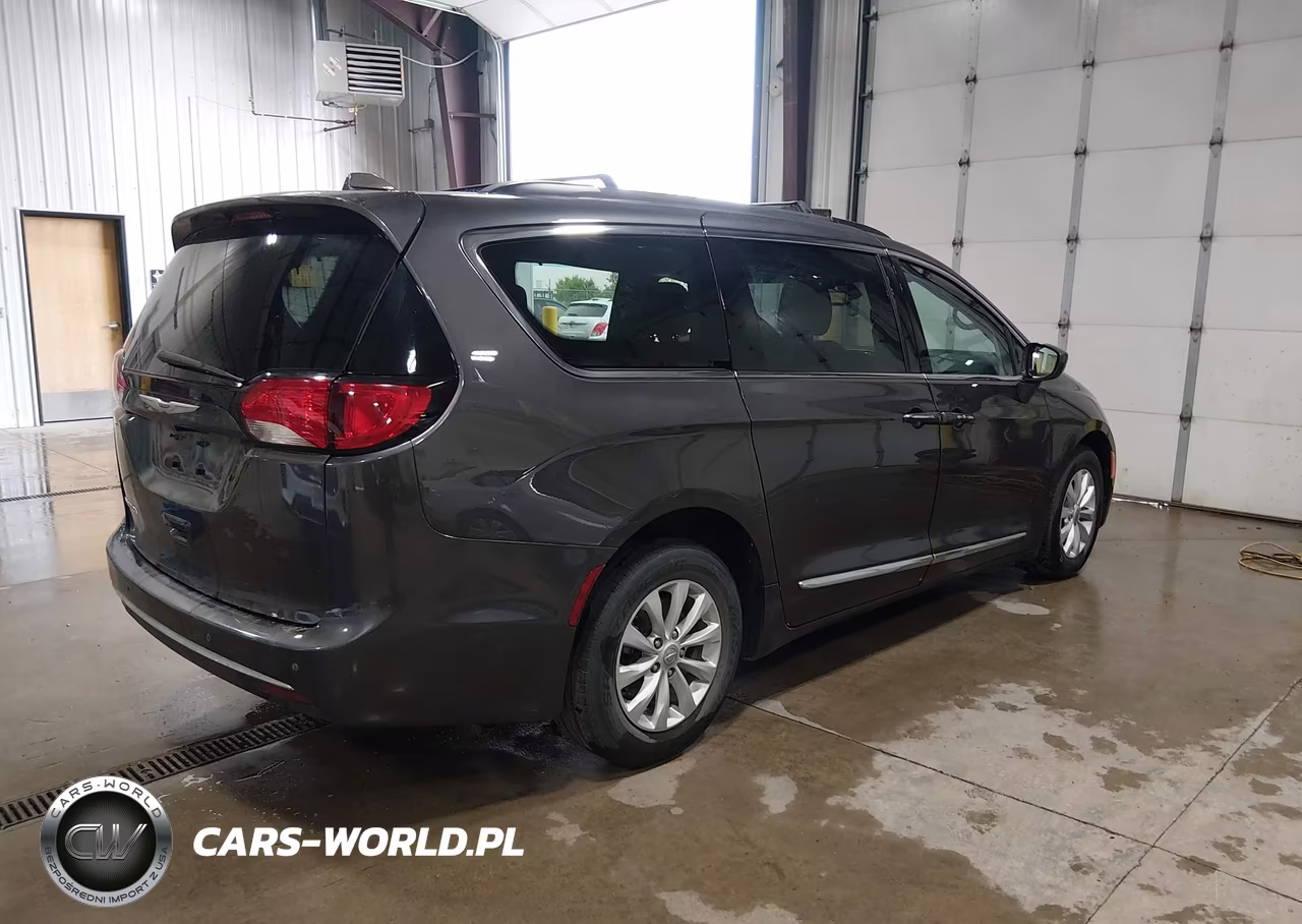 2017 Chrysler Pacifica Touring-L VIN:2C4RC1BG6HR635255 - 4
