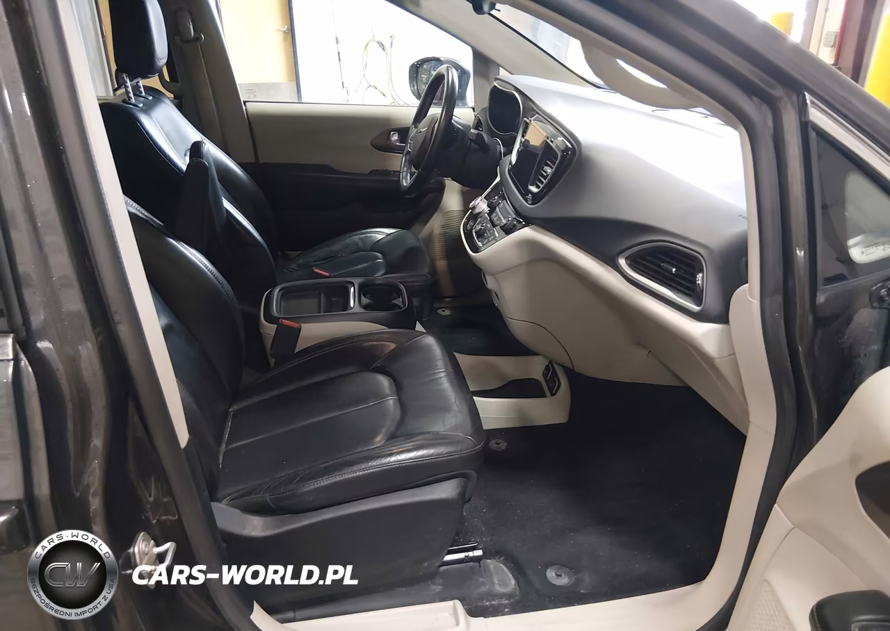 2017 Chrysler Pacifica Touring-L VIN:2C4RC1BG6HR635255 - 5