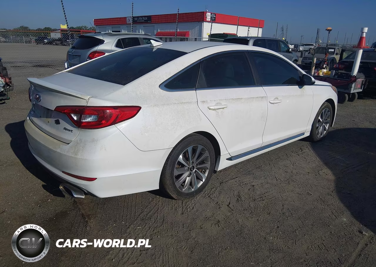 2015 Hyundai Sonata Sport VIN:5NPE34AF4FH031724 - 4