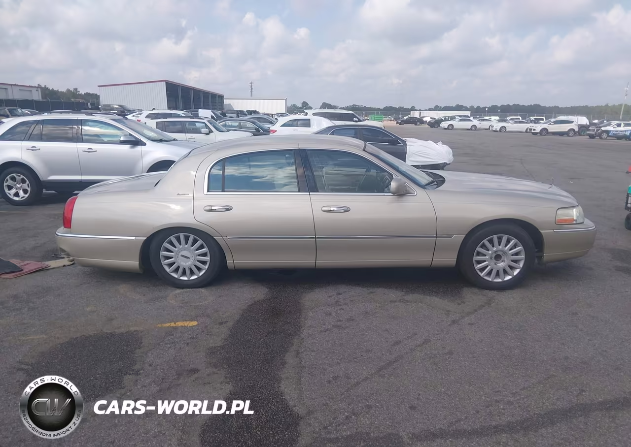 2005 Lincoln Town Car Signature VIN:1LNHM81W65Y654367 - 13