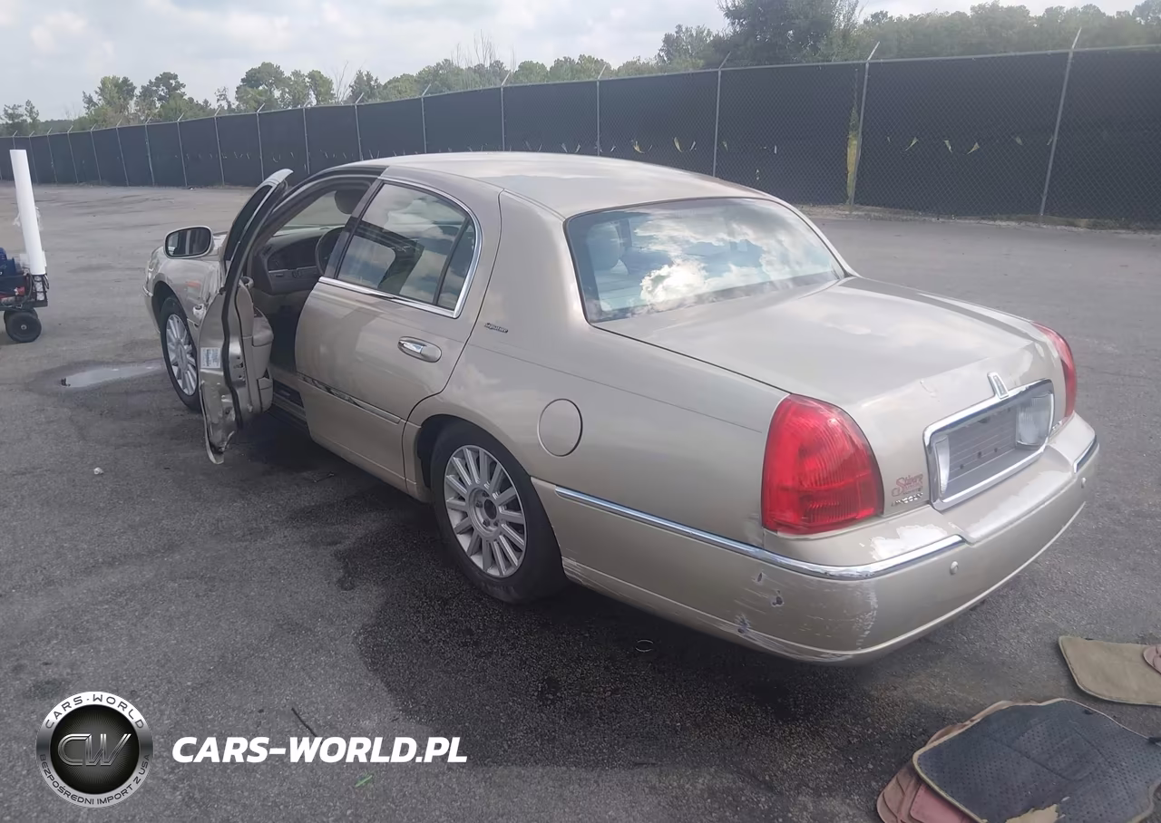 2005 Lincoln Town Car Signature VIN:1LNHM81W65Y654367 - 3
