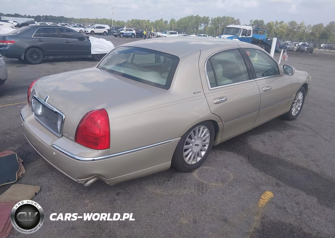 2005 Lincoln Town Car Signature VIN:1LNHM81W65Y654367 - 4
