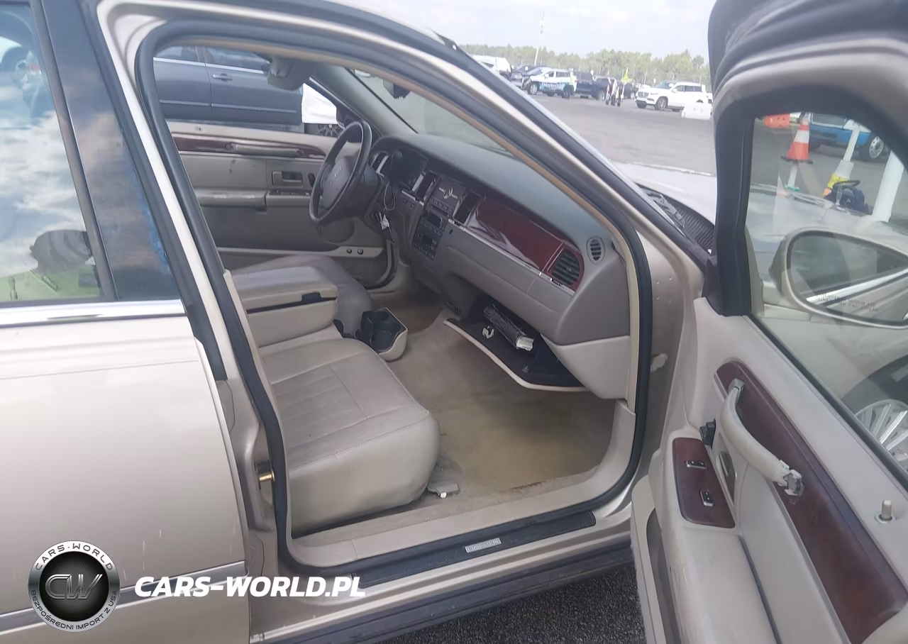 2005 Lincoln Town Car Signature VIN:1LNHM81W65Y654367 - 5