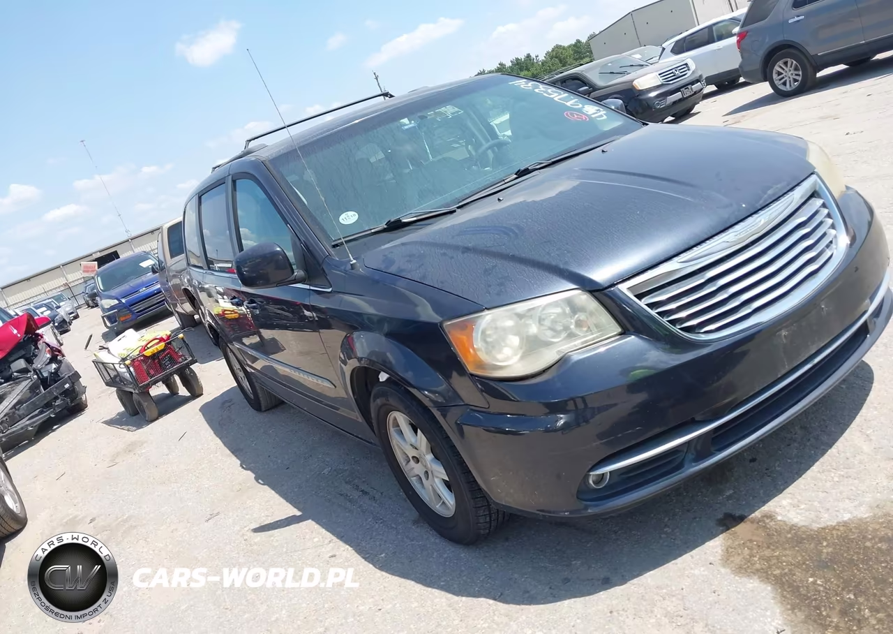 2013 Chrysler Town & Country Touring – zdjęcie 1 z 11
