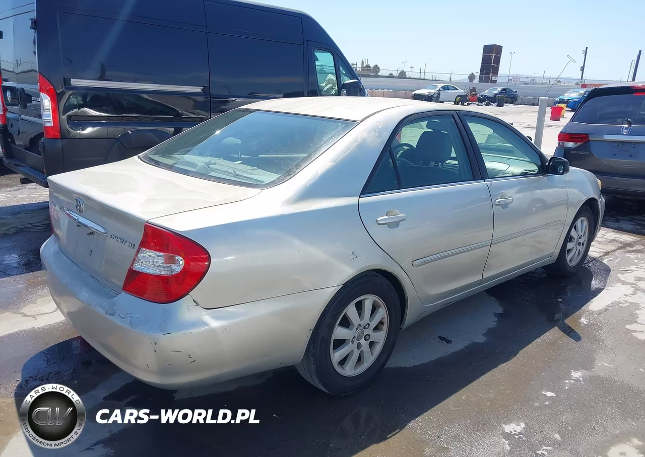 2002 Toyota Camry Xle VIN:JTDBE30K920104261 - 4