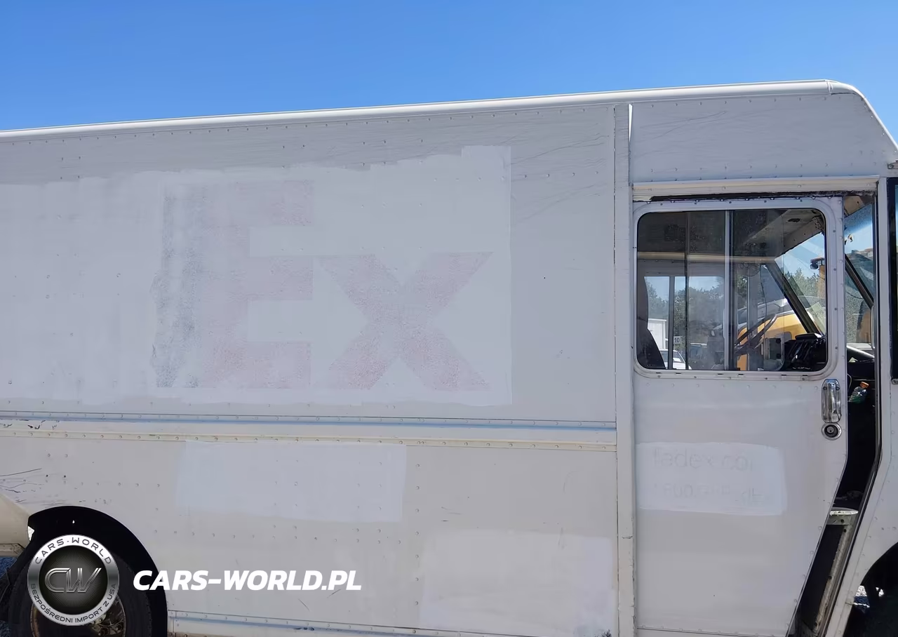 1999 Freightliner Chassis M Line Walk-In Van VIN:4UZA4FF45XCA61096 - 13