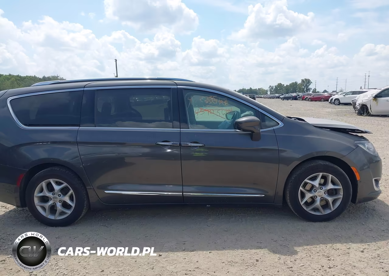 2018 Chrysler Pacifica Touring L Plus VIN:2C4RC1EGXJR113407 - 13
