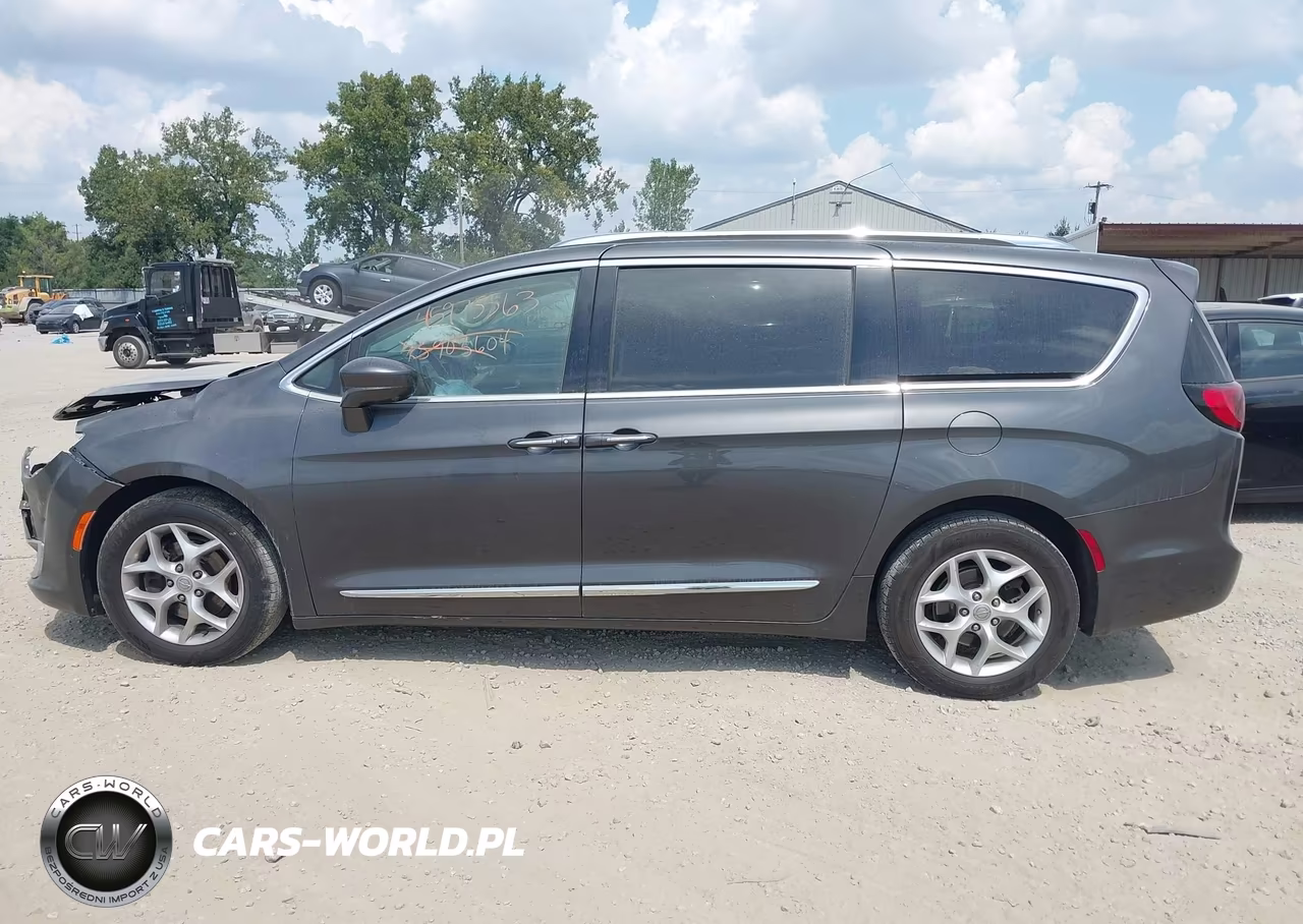 2018 Chrysler Pacifica Touring L Plus VIN:2C4RC1EGXJR113407 - 14