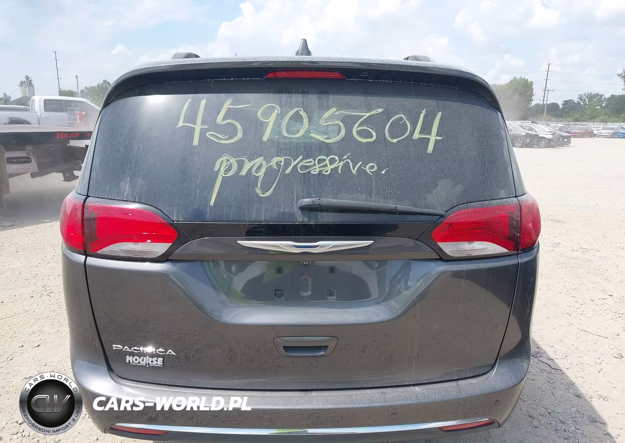 2018 Chrysler Pacifica Touring L Plus VIN:2C4RC1EGXJR113407 - 16