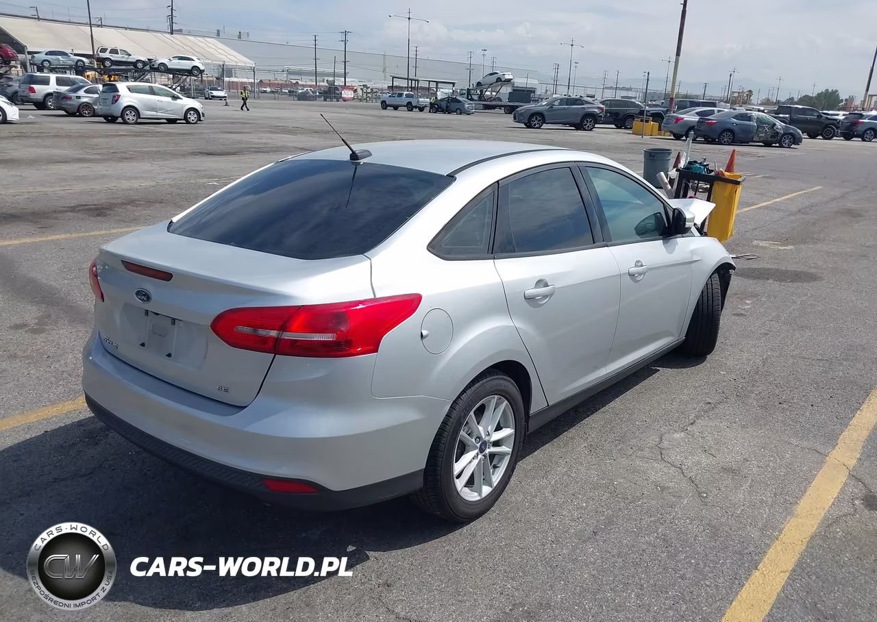 2016 Ford Focus Se VIN:1FADP3F20GL271288 - 4