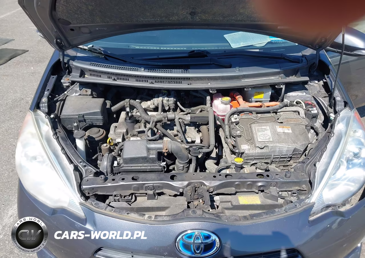 2013 Toyota Prius C Three VIN:JTDKDTB30D1044618 - 10