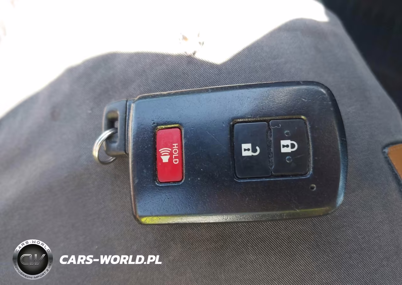 2013 Toyota Prius C Three VIN:JTDKDTB30D1044618 - 11