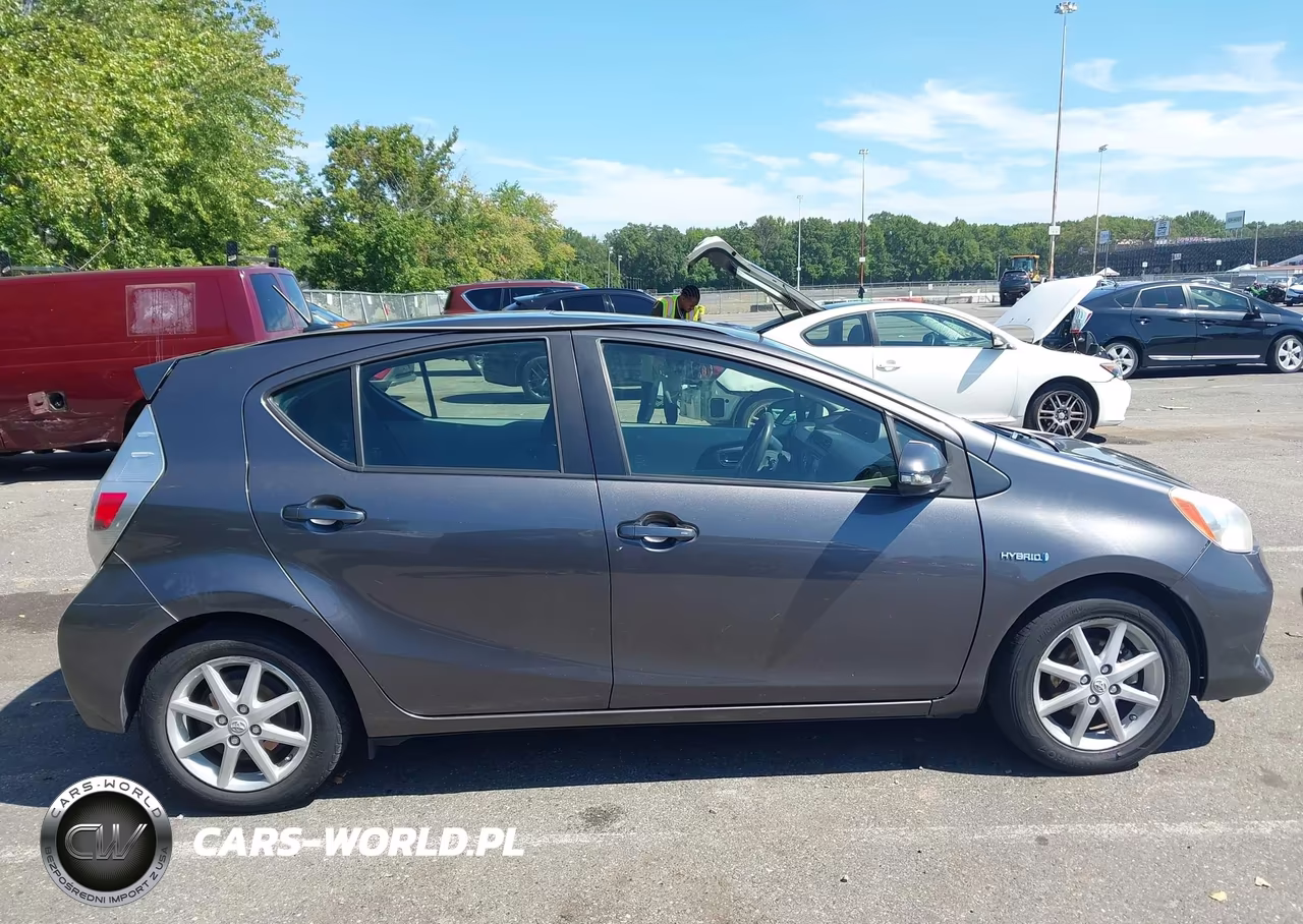 2013 Toyota Prius C Three VIN:JTDKDTB30D1044618 - 13