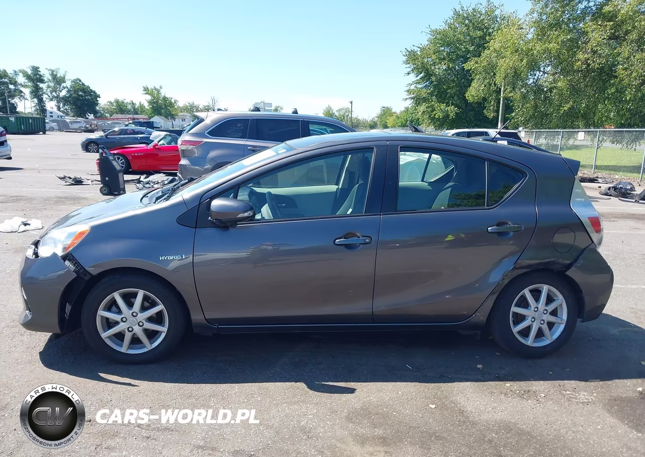 2013 Toyota Prius C Three VIN:JTDKDTB30D1044618 - 14