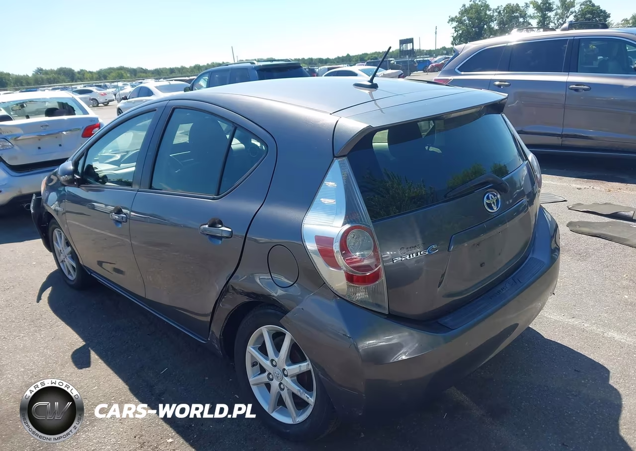 2013 Toyota Prius C Three VIN:JTDKDTB30D1044618 - 3