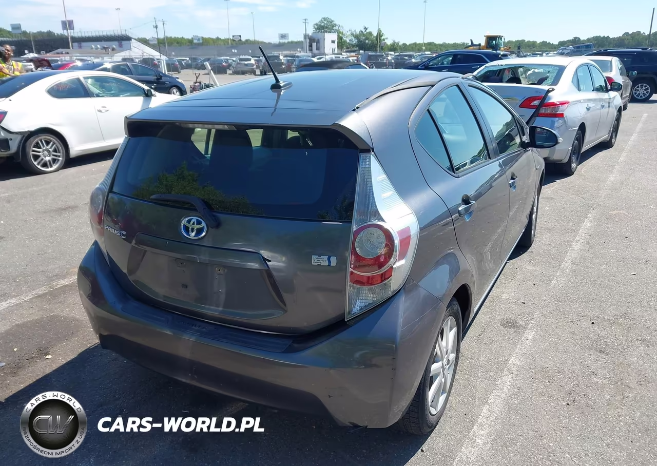 2013 Toyota Prius C Three VIN:JTDKDTB30D1044618 - 4