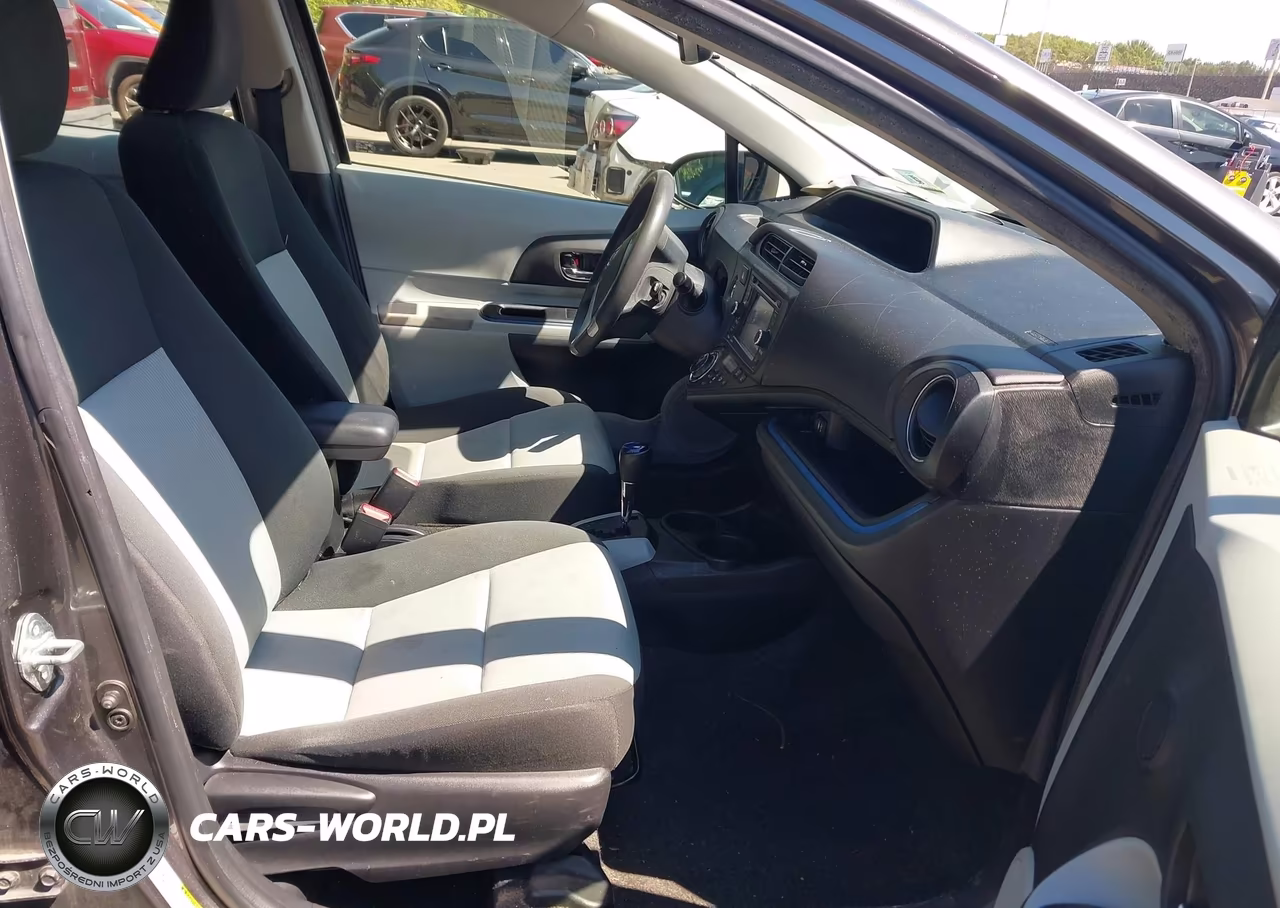 2013 Toyota Prius C Three VIN:JTDKDTB30D1044618 - 5