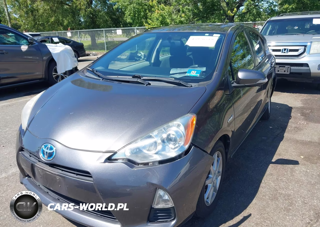 2013 Toyota Prius C Three VIN:JTDKDTB30D1044618 - 6