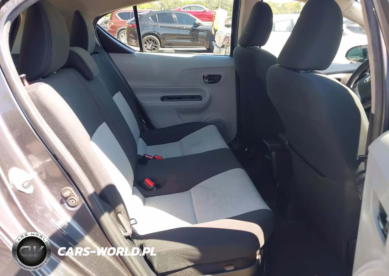 2013 Toyota Prius C Three VIN:JTDKDTB30D1044618 - 8